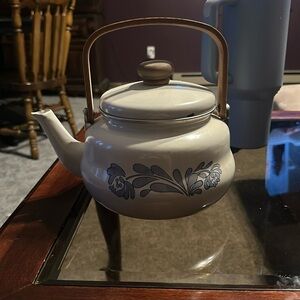 Pfaltzgraff yourtowne tea pot